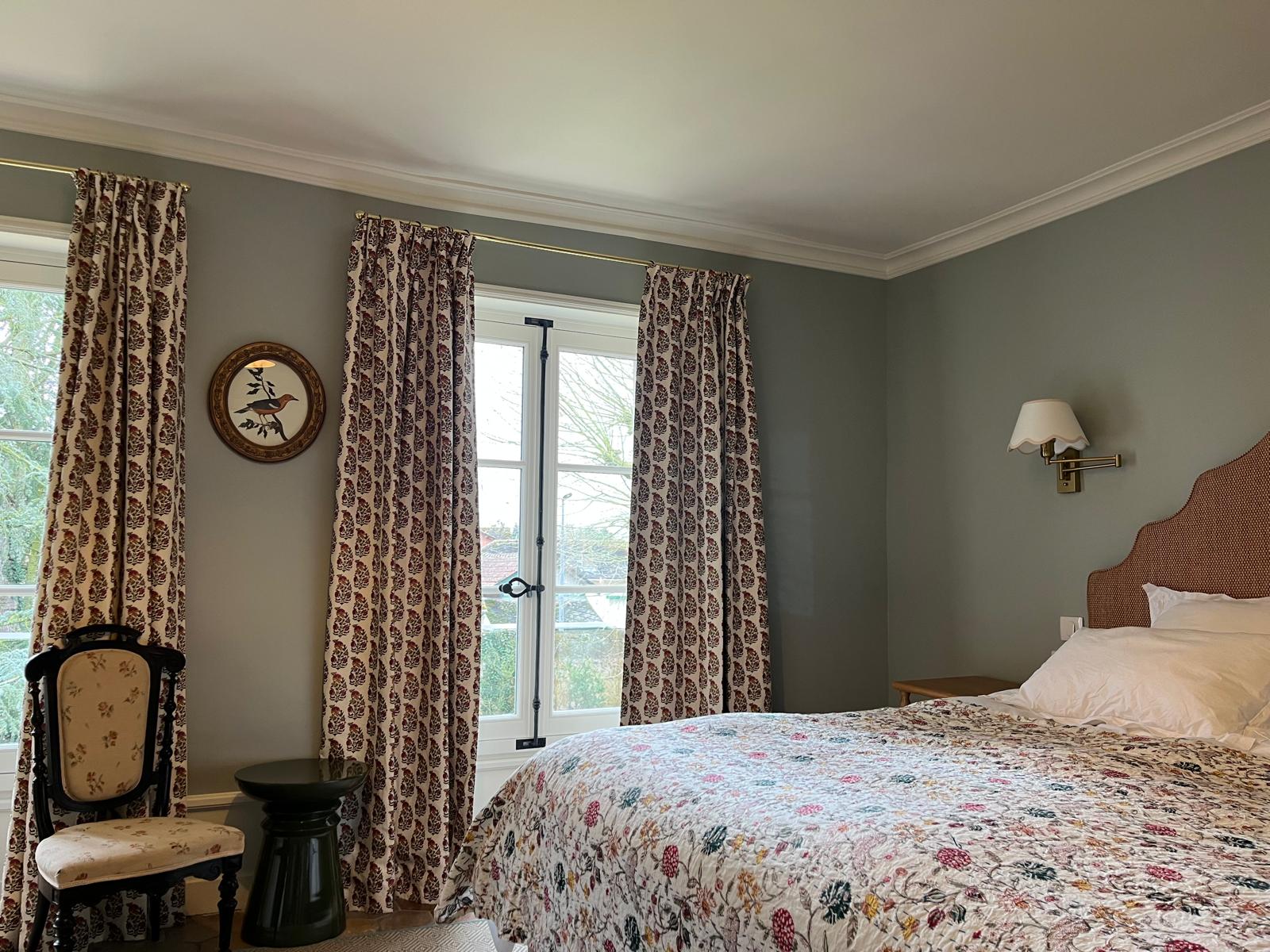 Chambre double gris-bleu blockprint — Prieuré Saint-Bû