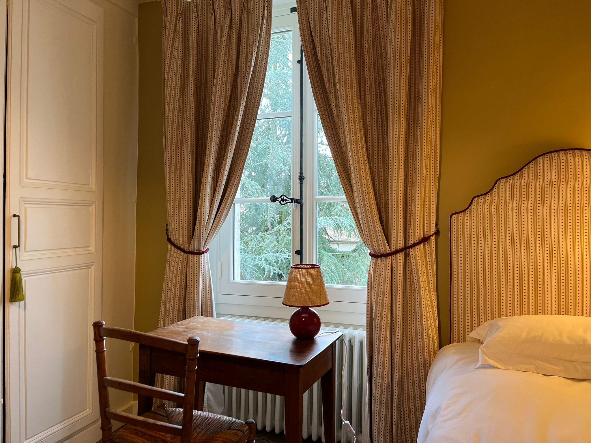 Chambre moutarde bureau écolier — Prieuré Saint-Bû