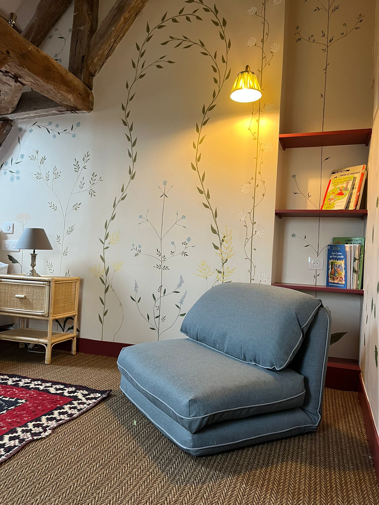 Mural botanique · fauteuil bleu