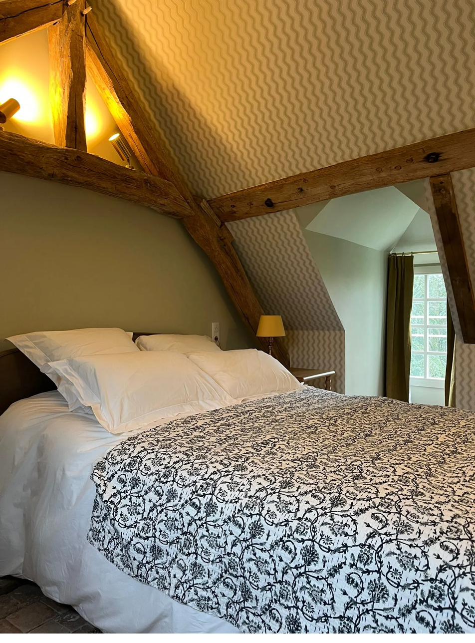 Une chambre sous les poutres, refuge d'hiver au Prieuré