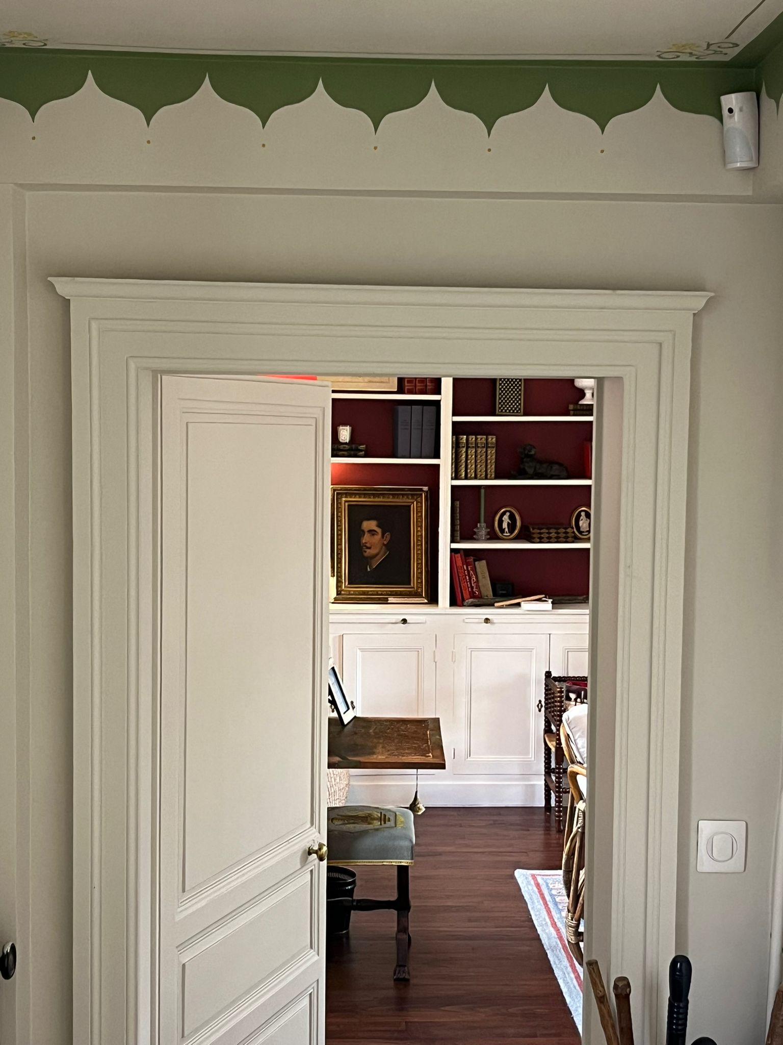 Enfilade salon · frise verte · bibliothèque bordeaux