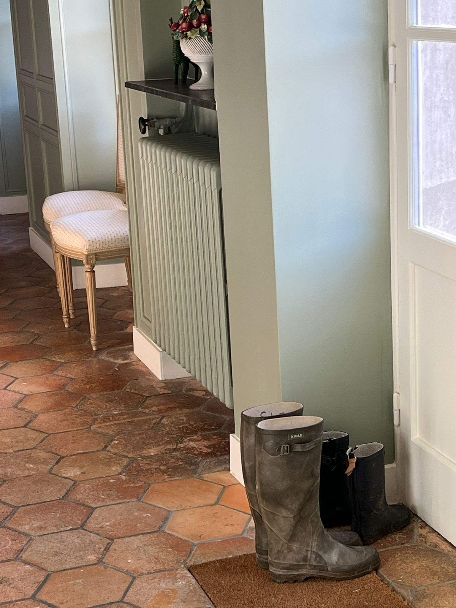 Bottes & tomettes · entrée du prieuré