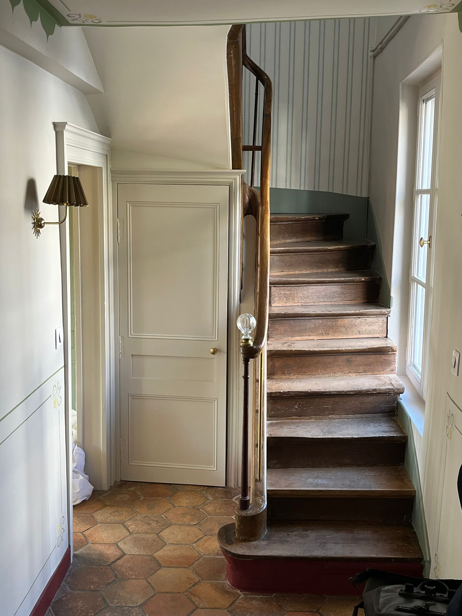 Escalier bois tomettes — Prieuré Saint-Bû