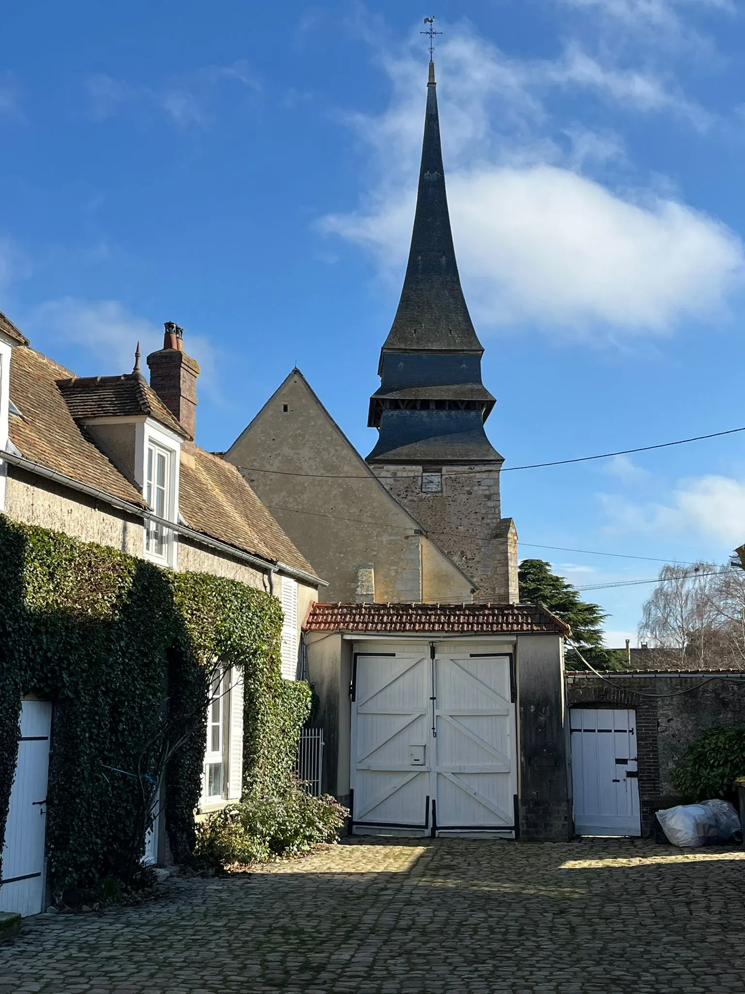 La cour pavée et l'église classée du Prieuré Saint-Bû