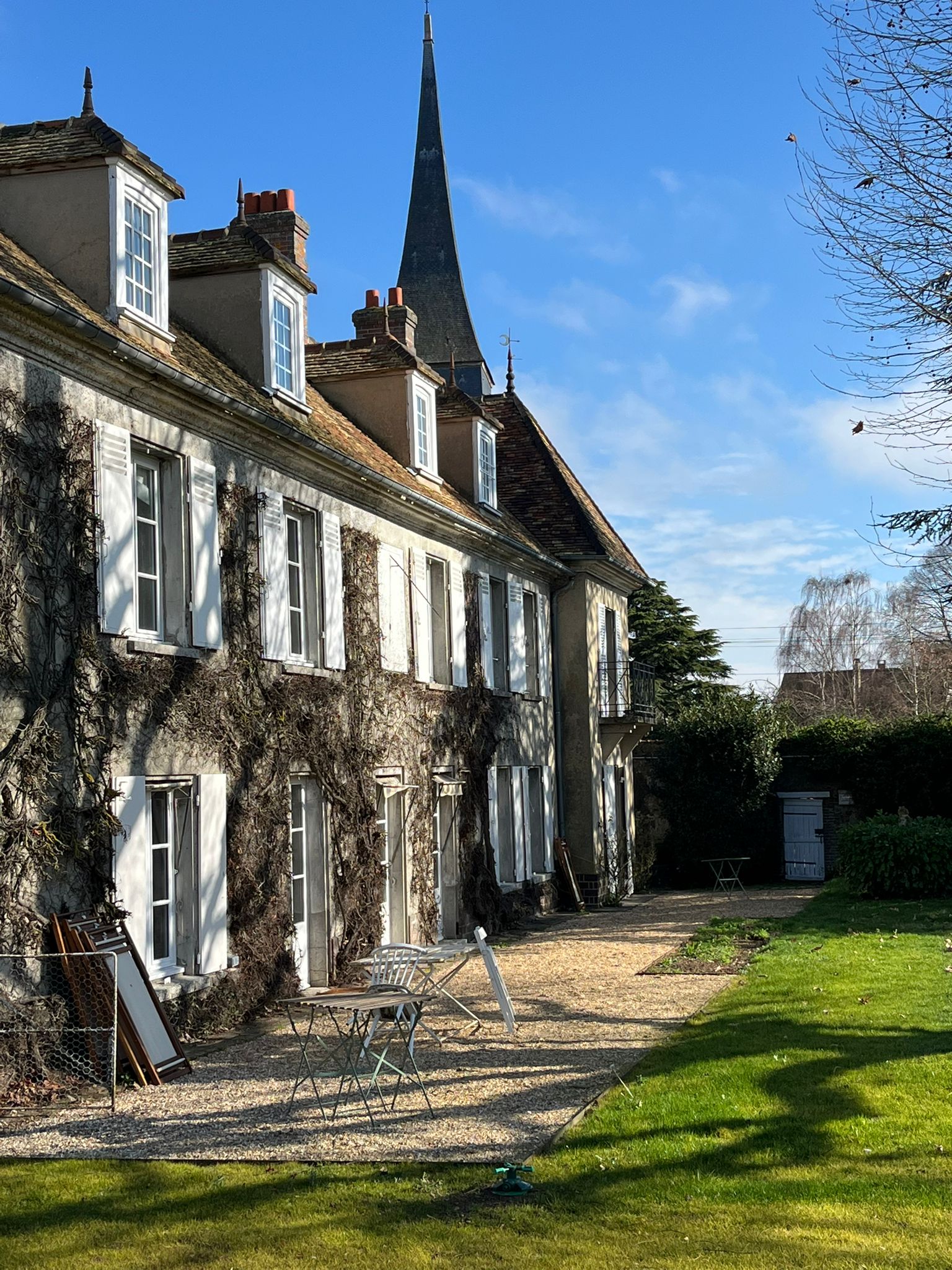 Le Prieuré Saint-Bû — façade principale côté jardin