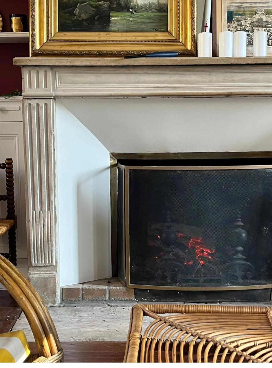 Le feu de cheminée dans le salon du Prieuré